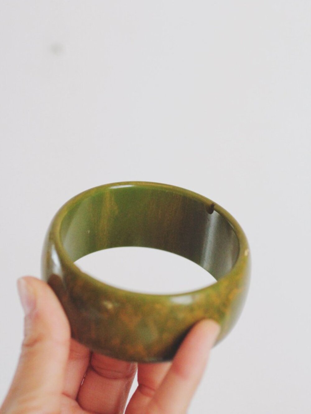 Vintage Creamed Spinach Olive Green Marbled Bakelite Bangle Bracelet Wide Chunky - Picture 3 of 6